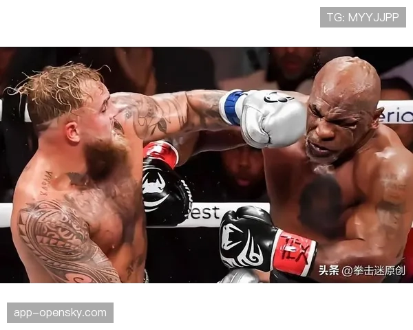 拳手在回合休息时因牙套问题与教练发生短暂争执 拳手在回合休息时因牙套问题与教练发生短暂争执